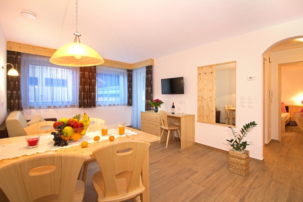 Stiflerhof Apartment Falzes Ruang foto